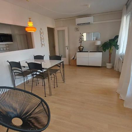 1ª Linea Reformado Y Frente Al Puerto Deportivo Firmamos Contrato Si El Cliente Lo Solicita Aunque Es Necesario Hacer La Reserva Para Poder Comunicarse Hospitalet De L'Infant Esterno foto