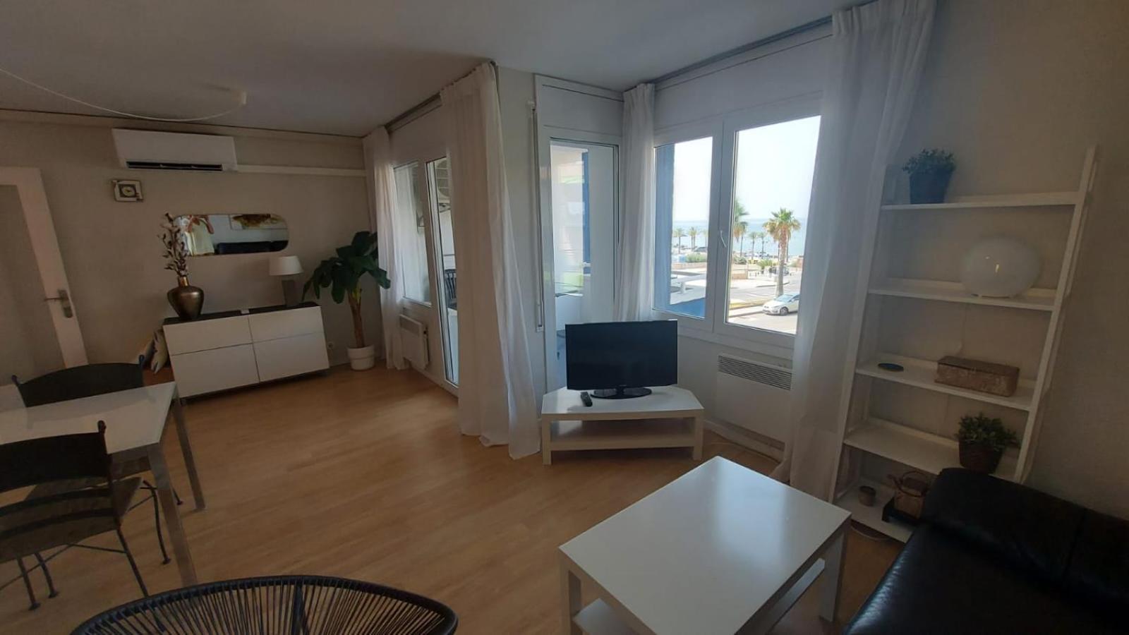 1ª Linea Reformado Y Frente Al Puerto Deportivo Firmamos Contrato Si El Cliente Lo Solicita Aunque Es Necesario Hacer La Reserva Para Poder Comunicarse Hospitalet De L'Infant Esterno foto